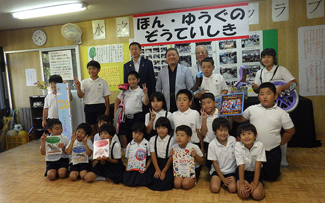 園田陸運株式会社 代表取締役会長 園田 純俊 様より本と遊具の贈呈がありました